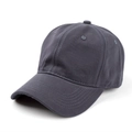 Primo piano di un cappello da baseball grigio scuro in cotone pettinato lavato - Regolabile / Grigio