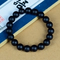 Vue détaillée d'un bracelet de perles en bois de santal noir mat sur fond culturel - Perles Rondes 10mm * 19Pcs Style Simple