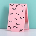 Specchio da trucco pieghevole rosa con motivo a ciglia, posto su base bianca - 9.5cm*12.5cm / Rosa
