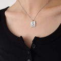 Zilveren ketting met vierkante hanger zon en hand reliëf gedragen door model - 40+5cm / Zilver