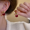 Detalle de pendientes de terciopelo rojo y metal dorado mostrados en modelo y primer plano - 10# 925 Sterling Silver Pin de oreja - Empalme de terciopelo rojo y dorado