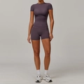 Conjunto de yoga para mujer en color púrpura oscuro con top de manga corta y pantalones cortos - Camisa De Manga Corta 8455 + Pantalón Corto 8519 Morado Berenjena / S