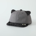 Détail de la casquette grise en daim avec oreilles de léopard et étiquette pour enfant - 50cm (Recommandé 1-3 Ans) / Casquette plate / Gris