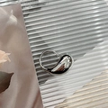 Minimalistischer silberner Wassertropfen-Ring mit übergroßer Metallkurve in Hochglanz - Silber