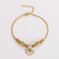 Vista macro de una pulsera de cadena de serpiente dorada con colgante Ruyi y cierre - Dorado