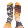 Vue détaillée de chaussettes jacquard asymétriques avec motifs de fossiles de dinosaures - Taille unique / Dinausaure Préhistorique