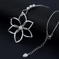 Collier minimaliste à pendentif fleur argentée avec cristal central sur chaîne serpent - Argenté