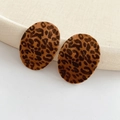 Detalle de la textura flocada de leopardo marrón y la forma ovalada de los pendientes - Poste de pendiente de plata - Café - Ovalado