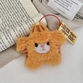 Detail van een ster pluche hanger met dierenborduurwerk en een gelukskaartje voor tassen - Gele Kat