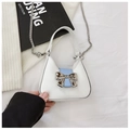 Mini PU-Lederhandtasche in Weiß und Hellblau mit einer großen silbernen Metallschleife - Color Block