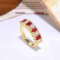 Makroaufnahme eines verstellbaren Goldrings mit ovalen roten und weißen Zirkoniasteinen - Ovaler Zirkonia Verstellbar / Rot/Weiß