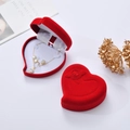 Joyero flocado rojo en forma de corazón con relieve de rosa y forro de terciopelo - Rojo Mediano / 12*12*5CM