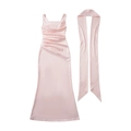 Elegantes rosa Satin-Bodycon-Kleid mit passendem langen Schal und Fischgräten-Stil - S / Lotosrosa