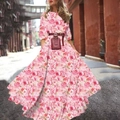 Rosa Maxikleid mit Blumenmuster, Rosenprint und tiefrotem Gürtel für Boho-Stil Look - S / Rosa