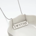 Detail van de zilveren roestvrijstalen hanger met I Love You hart uitsparing gravure - I Love You Staal