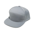 Detalle de los orificios de ventilación cortados con láser en una gorra gris de 7 paneles - 56-58cm / Gris claro