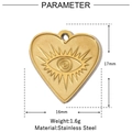 Macro-detail van gouden hartvormige hanger met evil eye reliëf en maat- en gewichtsgegevens - Hart Gegraveerd Oog