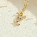 Collana dorata con ciondolo a forma di coniglio scintillante e zircone a goccia - Coniglio in Zirconia Bianca (XL2706-1)