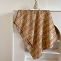 Sciarpa stile cashmere marrone e beige con motivi di rose e nappe su supporto - Cachi