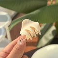 Mini molletta per capelli a farfalla color crema tenuta in mano per mostrare la misura - Nuvola Appuntita / Bianco Solido-Stile Nuvola