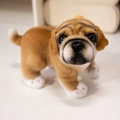 Peluche realistico di cucciolo di carlino marrone con zampe bianche e viso carino - Carlino Marrone