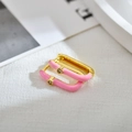 Vue macro de boucles d'oreilles rectangulaires émaillées roses et dorées avec strass - Rose