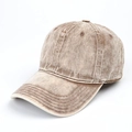 Primer plano de gorra de béisbol vintage marrón lavada con diseño clásico de seis paneles - Ajustable / Caqui