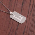 Détail d'un collier en acier inoxydable argenté avec un pendentif évidé de la lettre L - Lettre L