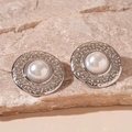 Detalle de pendientes de metal martillado plateado con una perla blanca central - Plata (Pasador de plata esterlina 925)