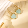 Elegantes pendientes de corazón azul claro con patrón de mármol y bordes dorados en bandeja - Circonita corazón azul / Azul