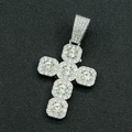 Macro-opname van zilveren hiphop-kruis hanger met glinsterende kristallen accenten - Alleen hanger / Zilver
