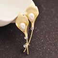 Elegante gouden calla lelie broche met witte parel en sprankelende kristallen - 013 Calla Lelie Parel Goud