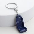 Detail eines blauen Rennsitz-Schlüsselanhängers mit glänzendem Metallring und Kette - Blau