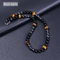 Detalle del collar de cuentas con ágata negra, ojo de tigre y piedras hematita - Ojo de Tigre Amarillo + Magnetita + Ágata Negra