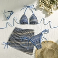 Detaillierte Ansicht des blauen 3-Teil-Strick-Bikini-Sets mit passendem Rock und Sonnenhut - S / Blau