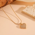 Elegante collar dorado con colgante de corazón de cristales y cadena de serpiente fina - Collar de Oro