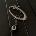 Portachiavi con moschettone ovale in metallo argento con stelle e ciondolo palla da biliardo - Anello Ovale Stella + Palla 8 Nera