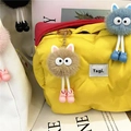 Gesteppte gelbe Puffer-Tasche mit flauschigen Rußmännchen-Anhängern und Logo-Etikett - Khaki