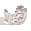 Brazalete de flores de plata pulida con tres flores tridimensionales en una fila única - Brazalete Abierto de Flor / Color Acero