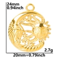 Vue détaillée du pendentif lune et soleil doré avec dimensions 24mm par 20mm et poids 2,7g - Pendentif / Or - Pendentif Uniquement (Sans Chaîne)