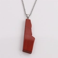 Dettaglio del ciondolo in pietra rossa a forma di dente di lupo su catena argento - Stile Diaspro Rosso