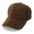 Detalle de gorra de béisbol marrón oscuro en lana de cordero con textura de peluche - M(56-58cm) / café