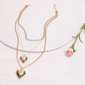 Elegante collar de varias capas en tono dorado con colgantes de corazón en bandeja blanca - Collar / Dorado