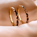 Detail von Creolen mit Leopardenmuster und goldener Innenseite auf rosa Seidenstoff - 1# Silberstift - Gold - Hellkaffee (Leopard-Reifen)