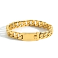 Macro-detail van de goudkleurige roestvrijstalen Cubaanse armband met een strakke sluiting - 12mm Goud / 8,5 inch (21,5 cm)