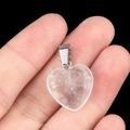 Pendentif coeur en cristal transparent avec fermoir métallique sur fond noir élégant - Cristal blanc
