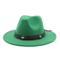 Détail du chapeau en laine vert émeraude avec bande en cuir et clous turquoise - Vert Herbe