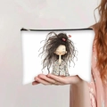 Canvas make-uptasje met cartoontekening van een meisje vastgehouden door een model - Meisje in pyjama met warrig haar (jiayingpbb0169)