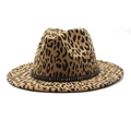 Klassieke fedora vilten hoed met luipaardprint en zwarte band met gouden studs - M (56-58cm) / camel