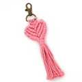 Portachiavi a cuore in cotone rosa intrecciato a mano con nappa e moschettone in bronzo - Rosa